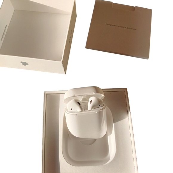 Apple White AirPods with Charging Case